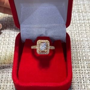 Beautiful diamond engagement ring - Radiant halo on yellow gold